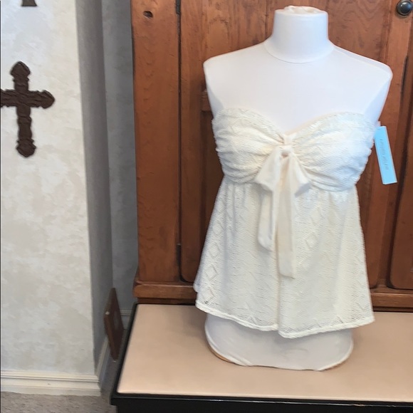 ANTONIO MELANI Tops - 🆕⭐️ANTONIO MELANI Strapless Lacy Top💕